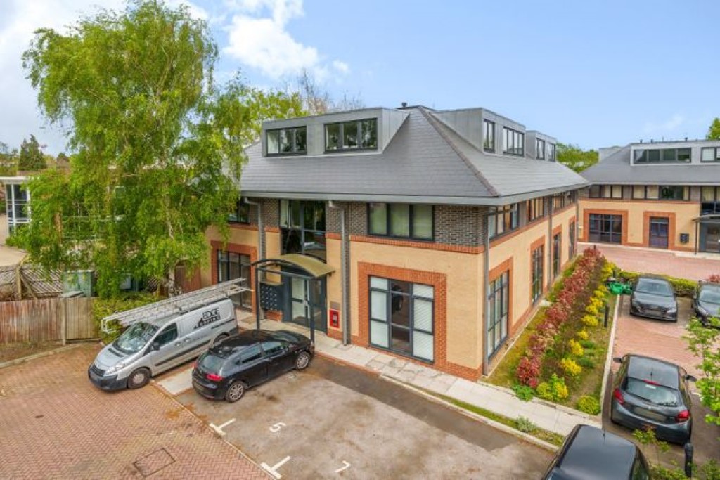 River Court, Albert Drive